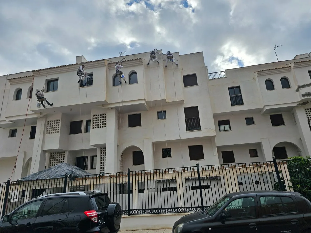 Trabajos de pintura en altura en la Costa del Sol - Pinturas Castro